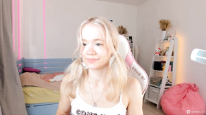 Lily_Young play and show feet and ass