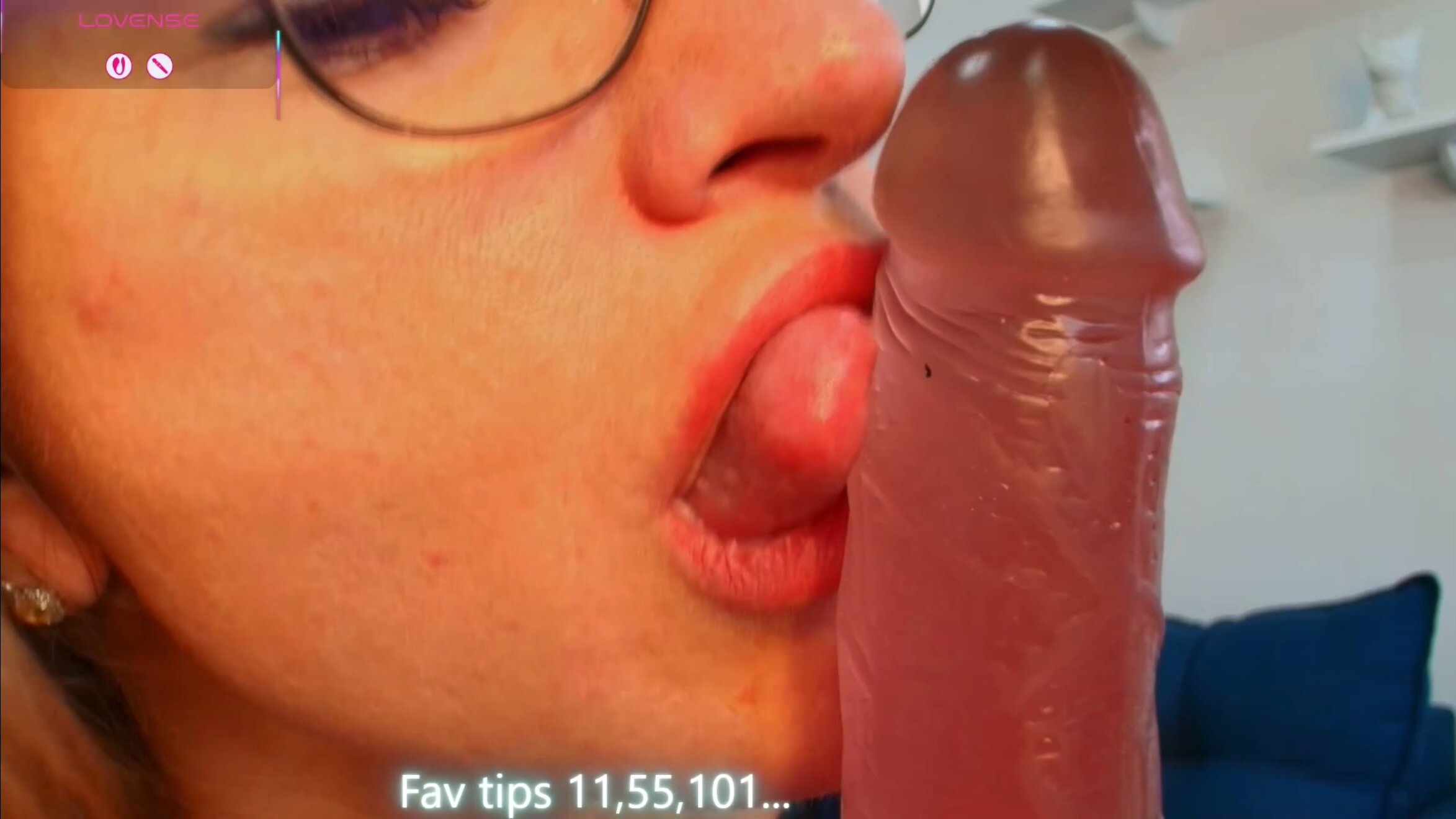 milf_tea sucks dildo