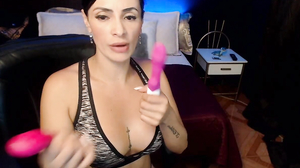 1ARtI hot Colombian latina milf plays with her dildo