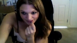 Brunette Amateur Pussy Play on Webcam