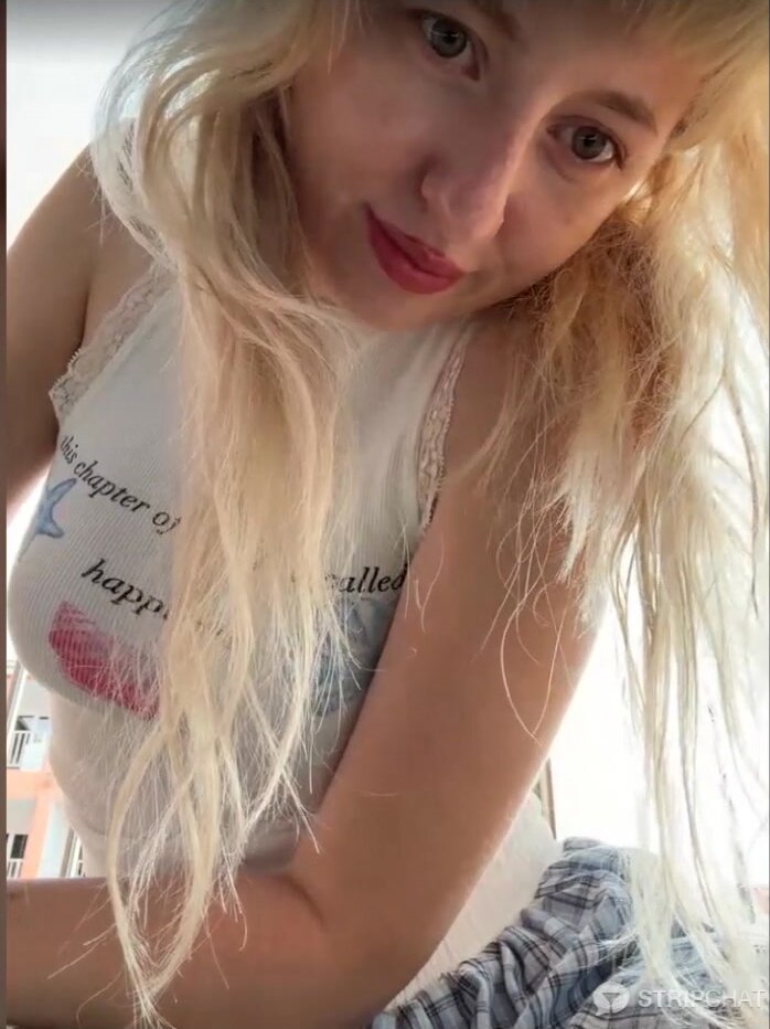 Ronnie show tits