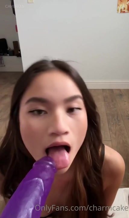 asian girl suck and fuck her purple dildo