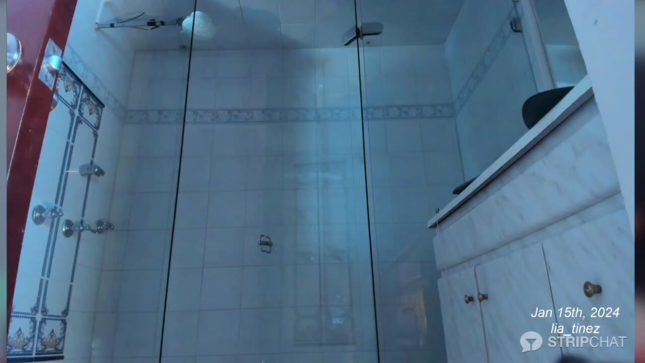Lia_Tinez shower show